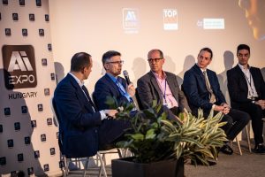 Kovács Endre GEO szakértő előadás közben az AI Expo 2025 kerekasztal-beszélgetésén